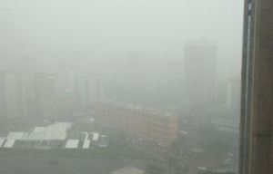 Fuertes vientos y lluvia con descargas eléctricas azotan Caracas este #27Sep (VIDEOS)