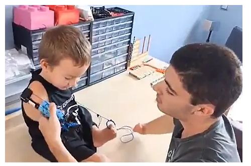 El joven Hand Solo crea una prótesis de Lego para un niño de ocho años con discapacidad