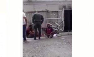 ¡Indignante e inhumano! Capturan EN VIDEO a un funcionario de la GNB pateando a un detenido en Barquisimeto