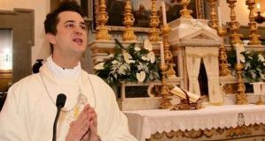 Detienen a sacerdote que usaba limosnas para comprar drogas y hacer fiestas sexuales en Italia
