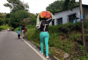 Más de 5 mil caminantes a la semana atraviesan el Táchira con rumbo a la frontera con Colombia