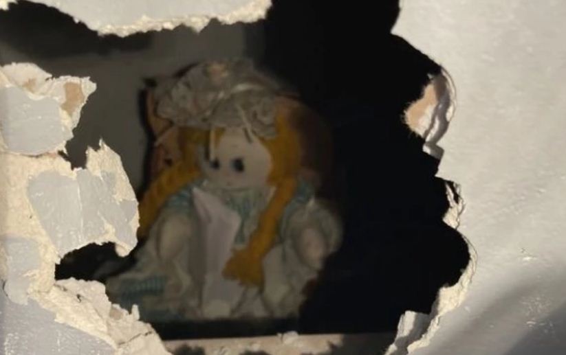 Encuentran muñeca con misteriosa nota dentro de una casa en Reino Unido (Foto)