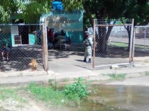 En riesgo la salud de las personas por bote de aguas negras en centro de vacunación de Ciudad Bolívar
