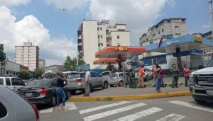 Usuarios pagan gasolina en bolívares y en efectivo en Caracas ante la recorversión este #30Sep (Videos)