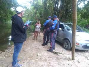 Para evitar caer al río se agarró de un cable de alto voltaje: La insólita muerte que enluta La Guaira