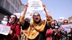 “Deberán permanecer en casa”: Indignación contra los talibanes por impedir a las niñas regresar al colegio