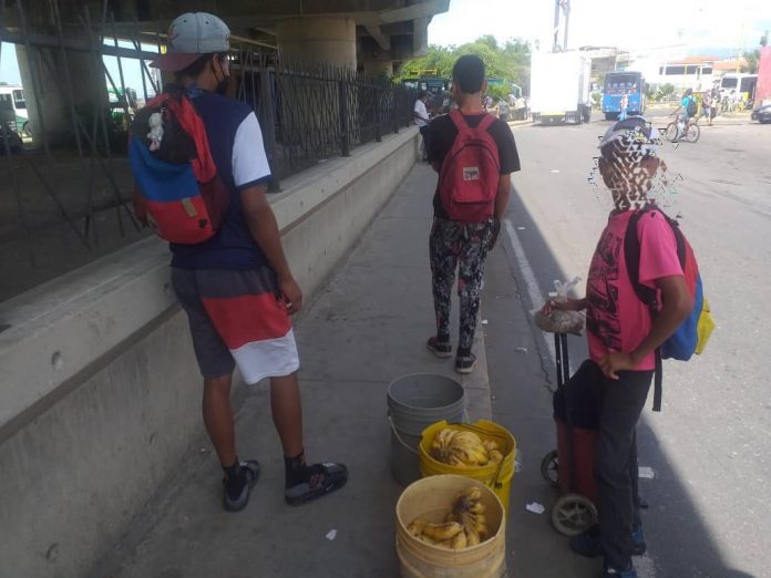 Cambiando plátanos por víveres: Así se ganan la vida los jóvenes de Plaza de Toros en Carabobo