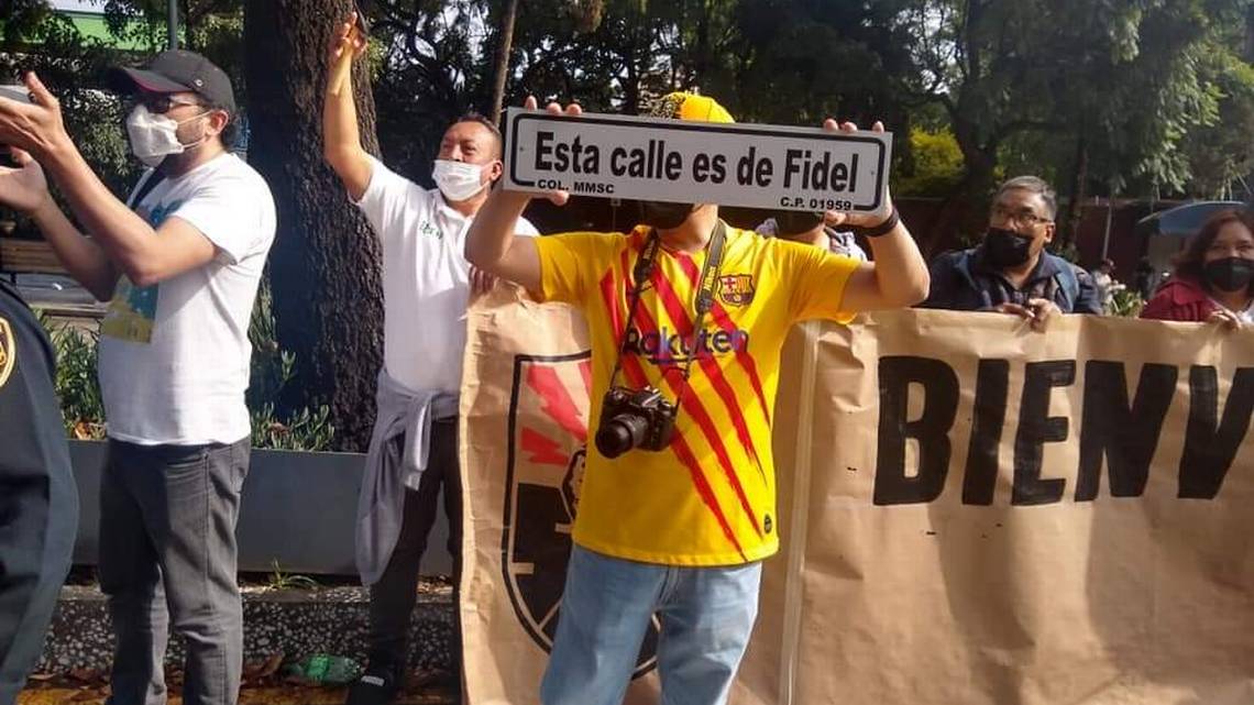 Insólito: Simpatizantes del castrismo agreden a cubanos frente a la embajada de la isla en México (VIDEO)