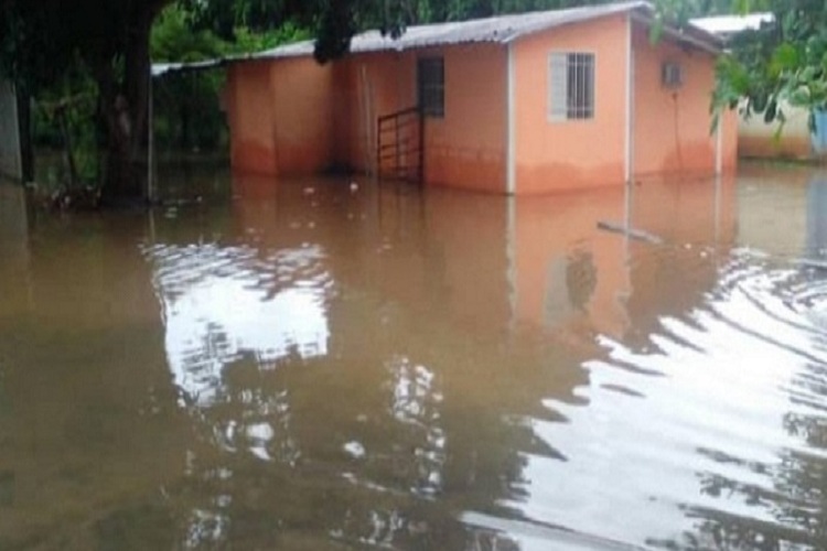 Fuertes lluvias en Bolívar provocaron el desbordamiento del río Yocoima y la inundación de casi 700 casas