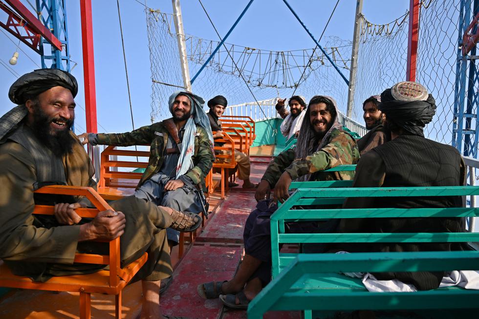 EN FOTOS: Talibanes armados descubren con alegría los parques de atracciones en Afganistán