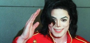 El entierro de Michael Jackson 70 días después de su muerte, en un ataúd bañado en oro incrustado en un bloque de concreto