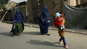 Mujeres y niñas que escaparon de Afganistán fueron obligadas a casarse antes de huir, según EEUU