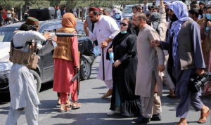 VIDEOS: Con balas y golpes, así los talibanes dispersan las protestas en Kabul