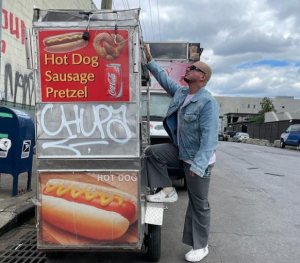 La respuesta: J Balvin se fue a la “calle del hambre”, agarró su carrito de perros y promocionó nuevo hit (FOTOS)