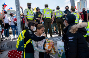 Fiscalía chilena ordena investigación por violenta protesta contra migrantes venezolanos en Iquique