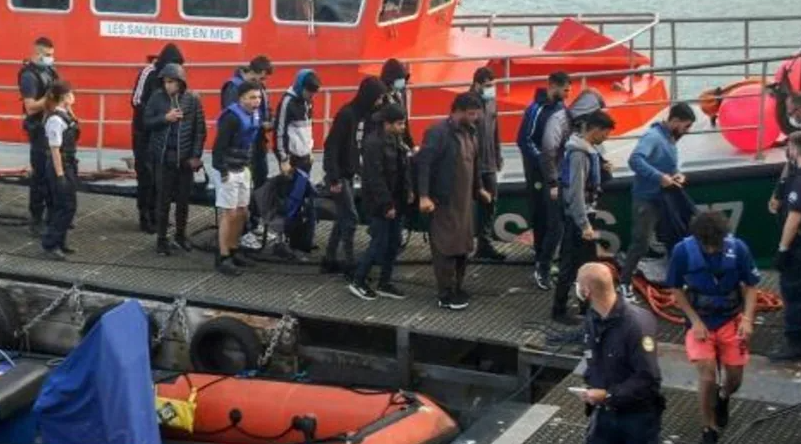 Rescatan en Francia a 154 migrantes que intentaban alcanzar Inglaterra vía marítima