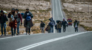 Centenares de venezolanos cruzan de Bolivia a Chile pese a amenazas de deportación