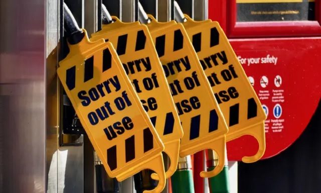 Un fin de semana de compras nerviosas ha dejado sin combustibles a estaciones de servicio en el Reino Unido