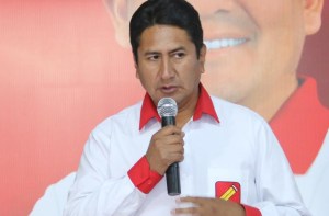 Autoridades buscan al líder del partido marxista Perú Libre, sentenciado a prisión