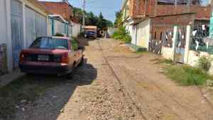 Zulia: Los vecinos de Los Claveles tienen 40 años esperando que asfalten las calles