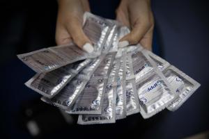 Seguro, flexible y reversible: Desarrollan el primer “preservativo unisex” (FOTO)