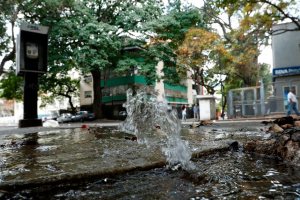 Caracas pierde entre 10% y 20% de agua por botes sin reparar… e Hidrocapital no cuenta con recursos para hacerse cargo