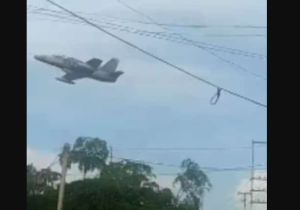 En VIDEO: Cazas de la Fanb estremecieron Lagunillas al ejecutar vuelos a baja altura