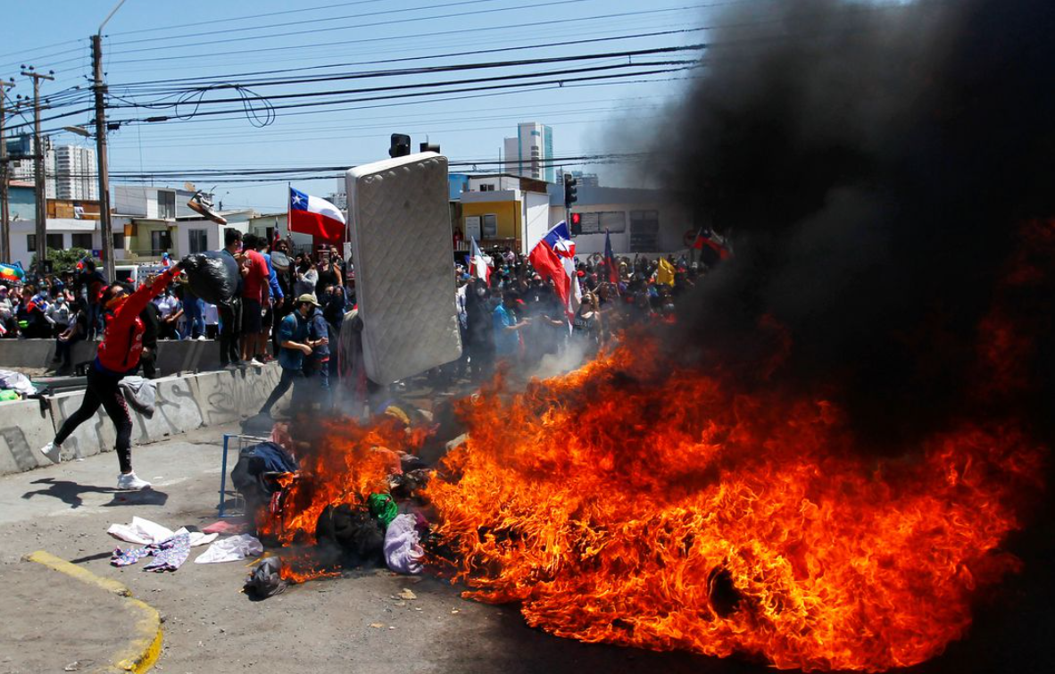 Al menos cuatro imputados por quemar carpas de migrantes venezolanos en Chile