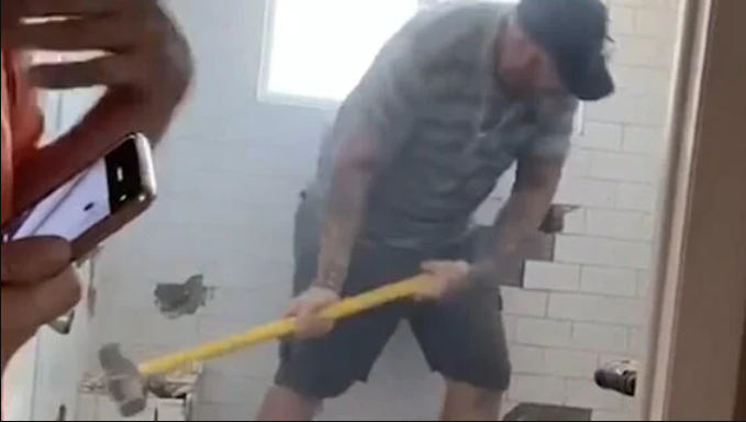 Un albañil en EEUU destruyó el baño de su cliente luego que se negará a pagar (VIDEO)
