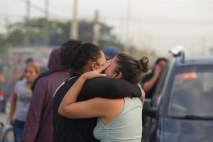 “Quiero saber si mi hijo vive”: El dramático testimonio de las familias de los reos en Guayaquil