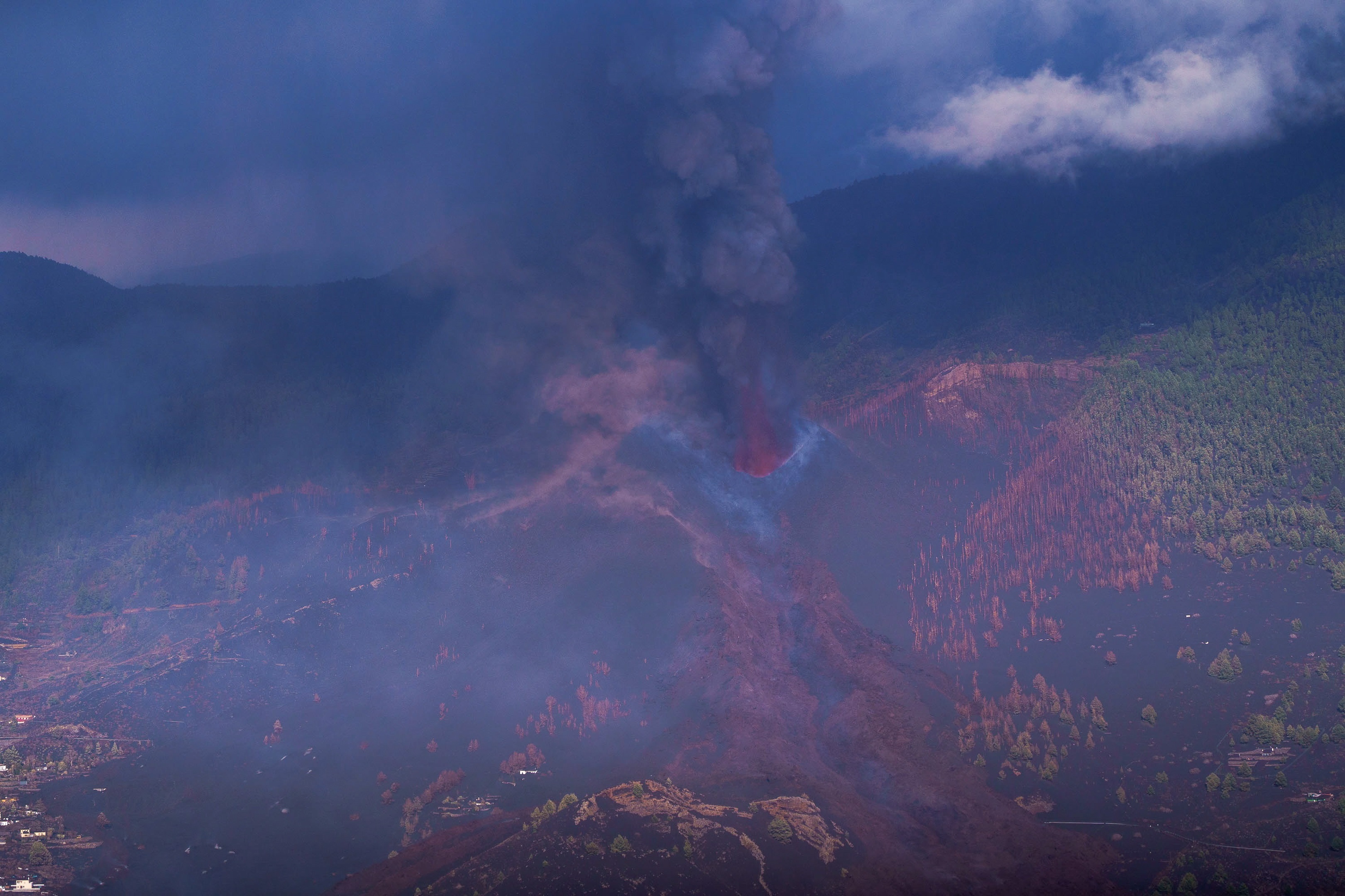 La erupción del volcán de la Cumbre Vieja continúa, con fases más explosivas, tras arrasar 240 hectáreas