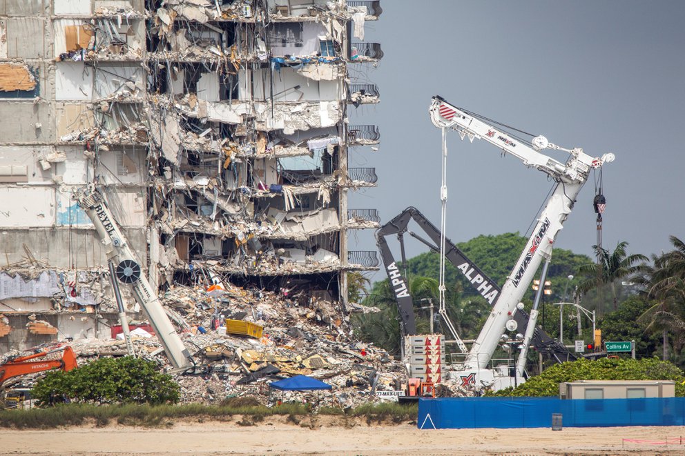 Evacuaron dos edificios a metros de donde se derrumbó la torre de Miami-Dade