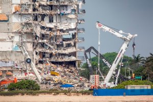 Evacuaron dos edificios a metros de donde se derrumbó la torre de Miami-Dade