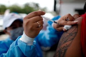 Panamá sufre una ola crítica por la variante ómicron que afrontará con vacunación