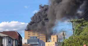 VIDEOS: Incendio masivo en el Hospital St. John de Nueva York dejó varios heridos