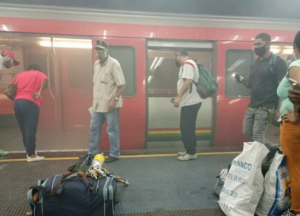 Videos: Reportaron explosión y fuerte humareda la noche de este #23Sep en el Metro de Caracas