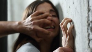 Mujer agredida sexualmente se va con su “salvador” y sufre otra violación