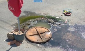 Desborde de aguas negras afectan las viviendas de los vecinos en el barrio San José en Aragua