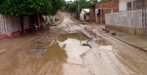 Colapso de vialidad pone en peligro la vida de habitantes de comunidad en Maracay