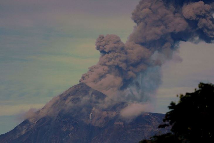 Cesa erupción del Volcán de Fuego en Guatemala