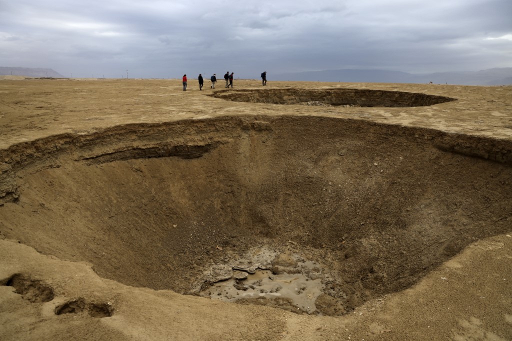 El mar Muerto “se encogió” y dejó al descubierto miles de misteriosos cráteres