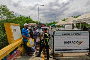 Colombia inicia la entrega de las tarjetas que regulan la situación de venezolanos en el país