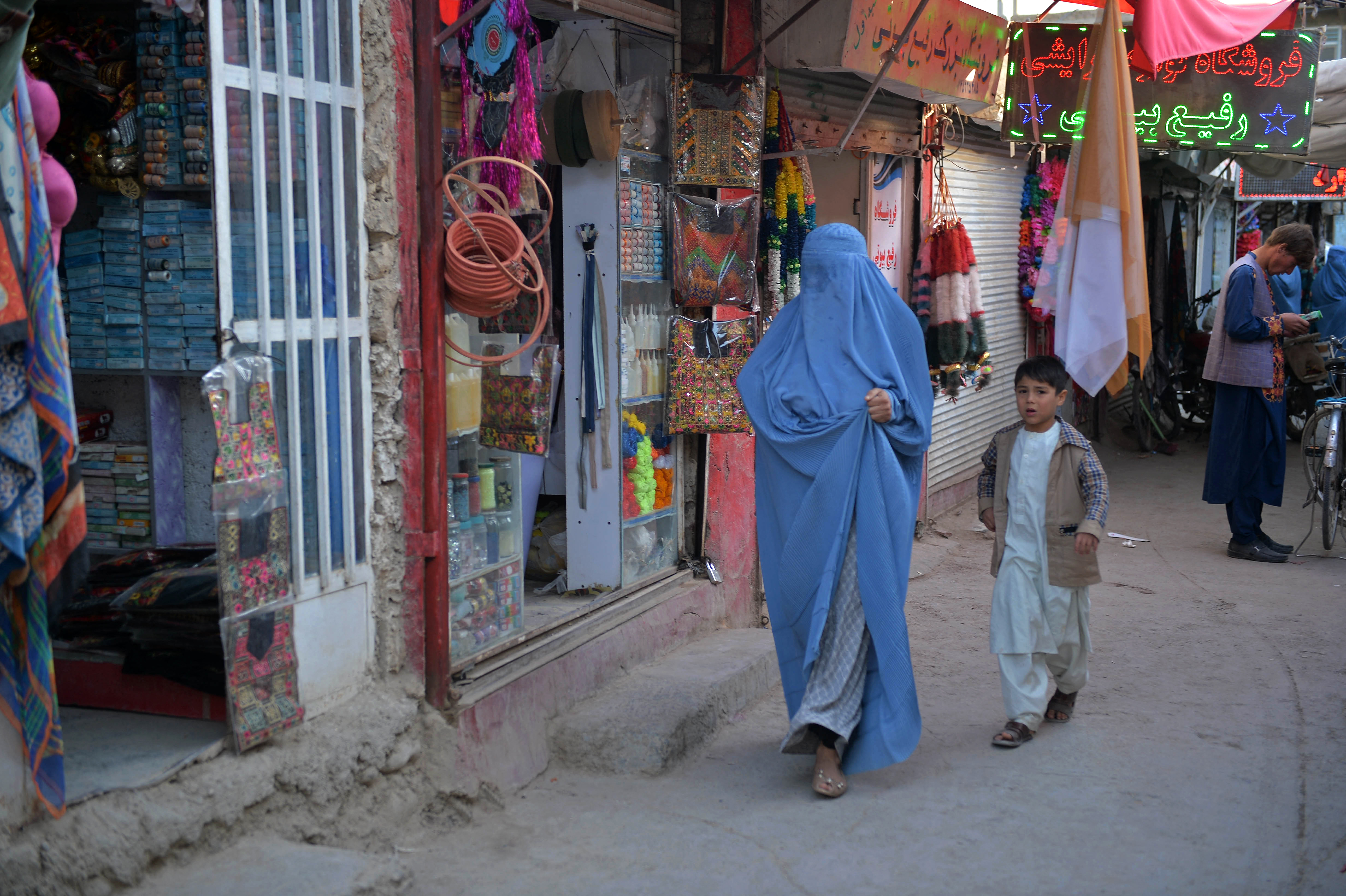Afganistán: Los talibanes decretan el uso obligatorio del burka en lugares públicos