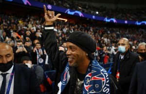 El emotivo reencuentro entre Ronaldinho y Messi en la previa del partido del PSG (Video)