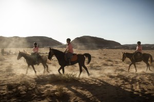 Jinetes de todo el mundo recorren a caballo los tesoros de Jordania (Fotos)