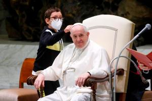 El papa Francisco entregó su solideo ante la petición de un niño con discapacidad (Fotos)