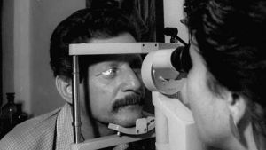 El médico que resolvió enigma de una epidemia que dejó a 50 mil cubanos con problemas de visión