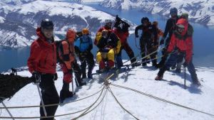 Llegó a la cumbre de un volcán en silla de ruedas y diez años después volvió… ¡pero caminando!