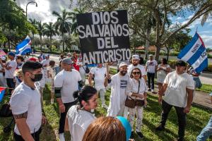 Cubanos protestan frente a la Arquidiócesis de Miami y piden una explicación al Vaticano