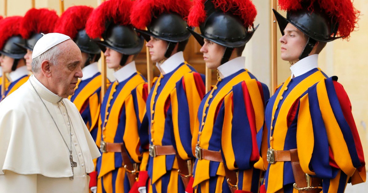 Tres guardias suizos renunciaron a el Vaticano para no vacunarse contra el Covid-19